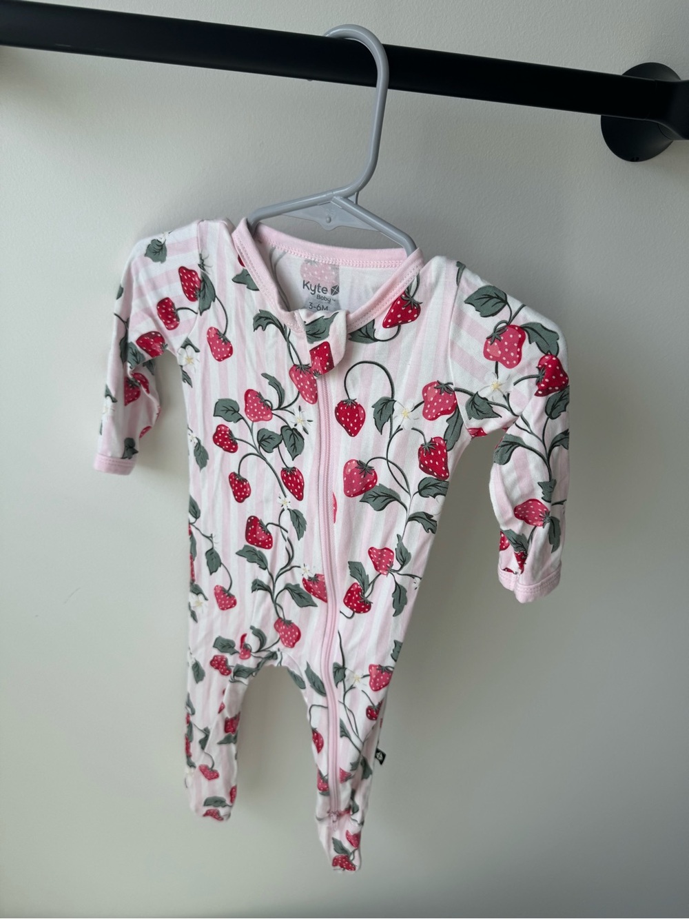 Kyte Strawberry Fields zip footie